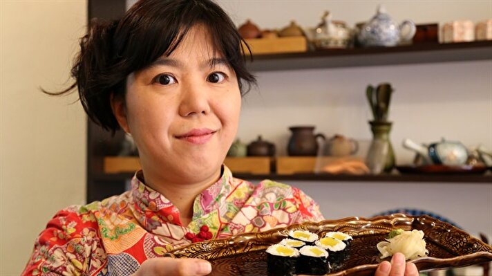Antalya'da Japon ve Uzakdoğu mutfağından örneklerin yer aldığı bir restoran açan Japon iş kadını Rie Sakamoto, müşterilerinden gelen talep üzerine hamsi suşi yaptı. 