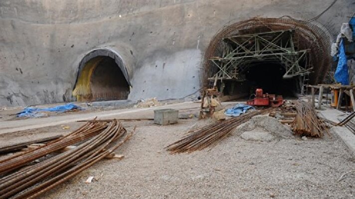 Irak'ın Erbil kentinde bir Türk firmasının yapımını üstlendiği Erbil-Selahaddin (Masif) ilçesi yolu üzerindeki Pirmam Tüneli'nde henüz bilinmeyen bir nedenle göçük meydana geldi.