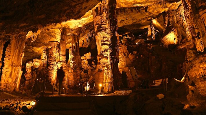 Tokat'ın Pazar ilçesinde keşfedilmemiş bölümleriyle gizemini koruyan Ballıca Mağarası, sarı ışıklandırmasıyla adeta altın sarısı rengine büründü. 