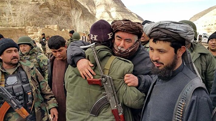 Afganistan'ın kuzeyindeki Cevizcan vilayetinde 200 Taliban militanı silahlarını bırakarak güvenlik güçlerine teslim oldu. 