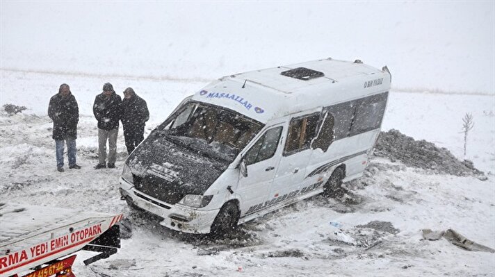 Yozgat'ın Sorgun ilçesinde öğretmenleri taşıyan servis minibüsünün şarampole devrilmesi sonucu 11'i öğretmen 12 kişi yaralandı.