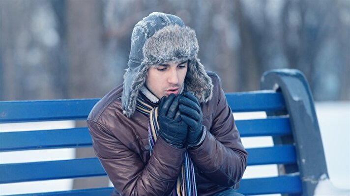 Tüm yurdu etkisi altına alan soğuk hava hayatı olumsuz etkilerken, soğuktan korunmak ve kendinizi iyi hissettirecek bazı pratik çözümler mevcut.
