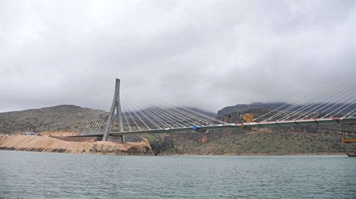 Boğaziçi ve Fatih Sultan Mehmet köprülerinden sonra Türkiye'nin 3. büyük köprüsü olan Nissibi Köprüsü'nün son bölümündeki kaynağı bugün yapılacak. 