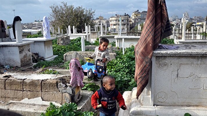 İsrail'in yıllardır abluka altında tuttuğu Gazze'deki işsizlik ve yoksulluk onlarca aileyi mezarlıklarda yaşamak zorunda bırakıyor. 