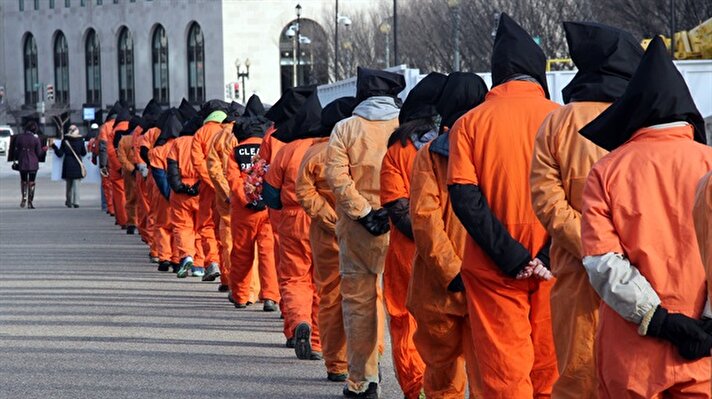 ABD’nin başkenti Washington’da bir grup insan hakları savunucusu, Guantanamo’daki cezaevinin açılmasının 13’üncü yıl dönümünde Beyaz Saray önünde protesto gösterisi düzenlendi. Gösteride bazı protestocular, Guantanamo’daki tutukların giydiği turuncu renkli üniformalarını giyip, başlarını da örten siyah kukuleta taktı. 
