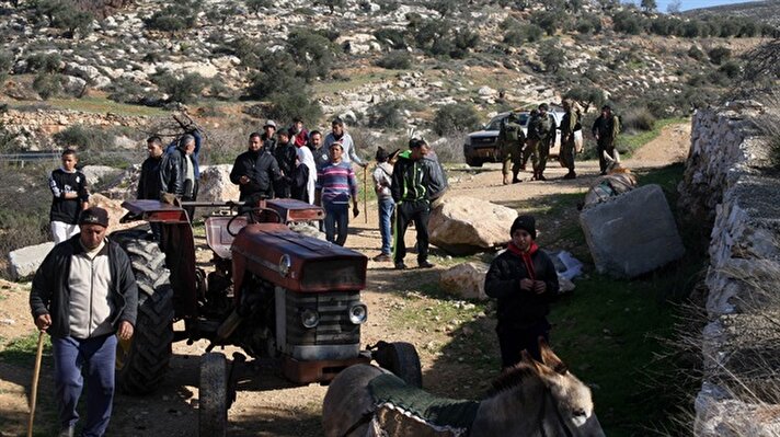 Filistin'in Nablus kentinde bulunan Salem köyündeki çiftçi ve koyunlarını otlatan çobanlar, güvenlik gerekçesiyle İsrail güvenlik güçleri tarafından bölgeden uzaklaştırıldı.  