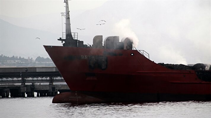 İskenderun Limanı'nda demirli saman yüklü gemide 5 gün önce başlayan yangında soğutma çalışmaları sürüyor. 
