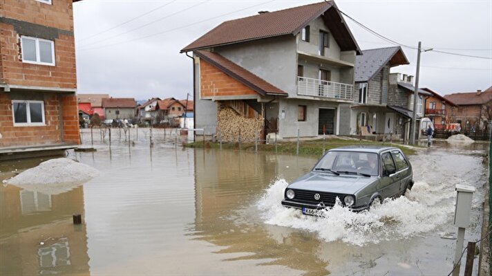 Bosna Hersek'te, dünden itibaren etkili olan yağışlar nedeniyle, başkent Saraybosna'nın bazı kesimlerinde taşkın meydana geldi.
