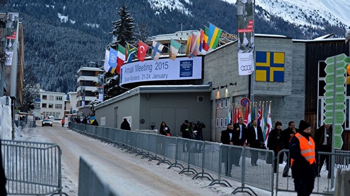 İsviçre'nin Davos kasabasında başlayan Dünya Ekonomik Forumu'nun 45'inci yıllık toplantıları için Paris'teki terör saldırıları sonrasında alınan sıkı güvenlik önlemleri dikkati çekiyor.