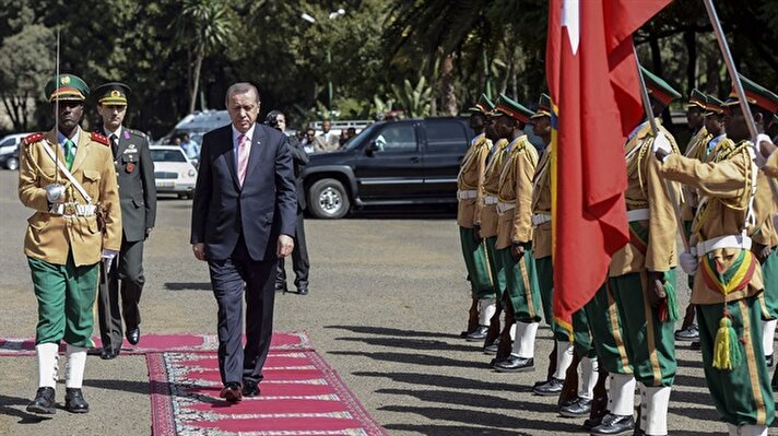  Cumhurbaşkanı Recep Tayyip Erdoğan, Afrika Boynuzu ülkelerini kapsayan resmi ziyaretlerinin ilk durağı Etiyopya'da, Başbakan Hailemariam Desalegn tarafından resmi törenle karşılandı.