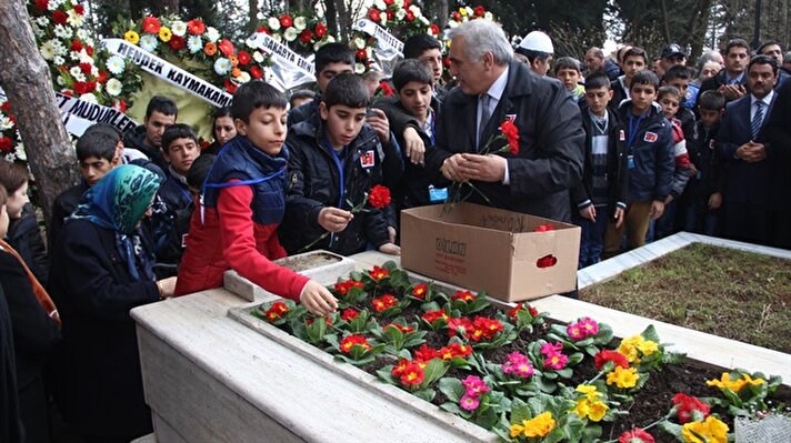 Diyarbakır'da 14 yıl önce uğradığı silahlı saldırıda şehit edilen Emniyet Müdürü Ali Gaffar Okkan, Sakarya'nın Hendek ilçesindeki mezarı başında anıldı. Anma etkinliğine, "Ali Gaffar Okkan Gönül Yolculuğu Projesi" kapsamında, şehit Emniyet Müdürü Ali Gaffar Okkan'ın adı verilen "Ali Gaffar" ve "Gaffar Okan" isimli 102 Diyarbakırlı çocukta katıldı.