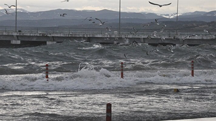 Sinop'ta etkili olan kuvvetli lodos, ulaşımı olumsuz etkiledi. İskele Meydanı'nda dev dalgaların vurduğu yolda araçlar suda güçlükle ilerledi.