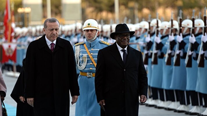 Cumhurbaşkanı Recep Tayyip Erdoğan'ın resmi davetlisi olarak Türkiye'ye gelen Mali Cumhurbaşkanı Boubacar, Ankara’daki temaslarına başladı. Boubacar, Cumhurbaşkanlığı Sarayın da resmi törenle karşılandı.