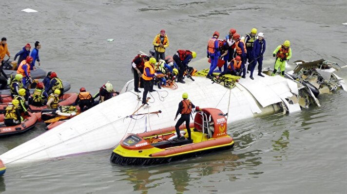 Şinhua ajansının haberinde, TransAsia Havayolları'na ait yolcu uçağının 58 yolcusuyla Tayvan'ın başkenti Taypey'den Kinmın kentine giderken nehre düştüğü ve 9 kişinin öldüğü belirtildi.