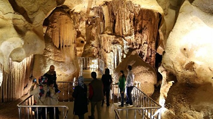 Mersin'in Tarsus ilçesinde 2007 yılında karayolları ekiplerinin yol çalışması sırasında ortaya çıkarılan Taşkuyu Mağarası, yaklaşık 1,5 ay önce ziyarete açılmasının ardından bölge halkının ilgisini görüyor. 