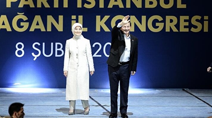 AK Parti İstanbul 5. Olağan İl Kongresi Sinan Erdem Spor Salonu'nda gerçekleştirildi. Kongreye katılan partililer, AK Parti Genel Başkanı ve Başbakan Ahmet Davutoğlu'nun gelişini heyecanla bekledi.
