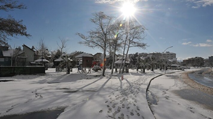 Düzce’nin Akçakoca ilçesi yoğun kar yağışı sonrasında karla kaplandı.