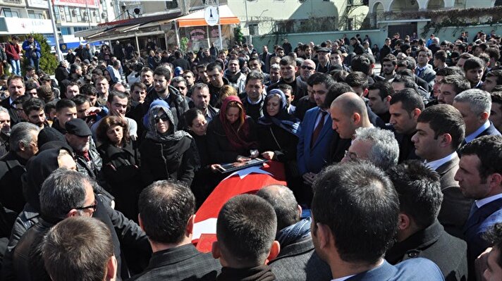 Ege Üniversitesi'nde öğrenciler tarafından bıçakla öldürülen ülkücü genç Fırat Yılmaz Çakıroğlu için anma töreni düzenlendi.  
FOTOĞRAF: AA