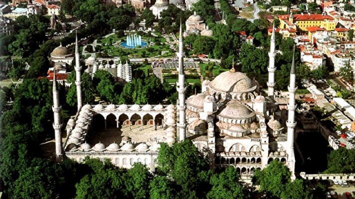 İstanbul denince akla ilk gelen camilerden biri Sultanahmet Camii.  Yeditepeli İstanbul'un kartpostallardaki simgesi.