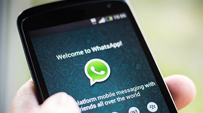 Whatsapp'ın en önemli özelliklerinden birisi konuştuğunuz kişinin o an Whatsapp kullanıyor olup olmadığını görebilmeniz. Ancak uygulamadan çıkan kullanıcı Whatsapp'ı tam kapatmadığı durumlarda 5 ila 10 dakika boyunca karşı tarafa çevrimiçi olarak görülebiliyor. Bunu da hesap etmekte fayda var. 