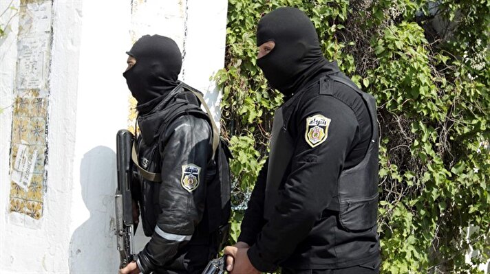 Tunus'ta silahlı kişilerin parlamento binasının yanındaki müzeye girerek turistleri rehin alması üzerine güvenlik güçleri binaya operasyon düzenledi. 
