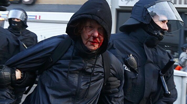 Almanya'nın Frankurt şehrinde merkez bankasını protesto eden göstericilere polis sert müdahalede bulundu. 