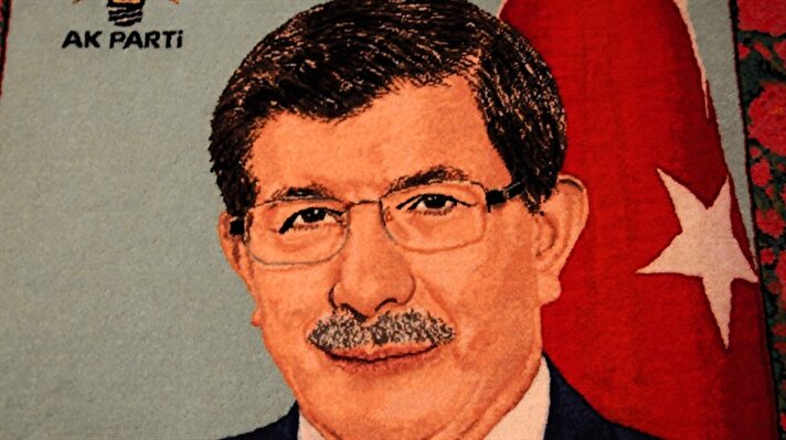  Isparta'da halı dokumacısı Hasan Gürdal, 288 bin düğüm atarak 4 ayda Başbakan Ahmet Davutoğlu'nun portresini halıya dokudu. 