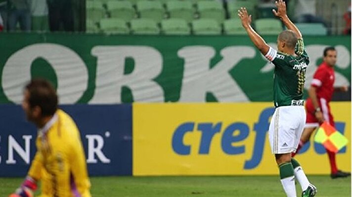 Alex de Souza kendi jübilesinde 2 gol bir asistle oynarken bu maçta iki devre iki farklı takımda forma giydi.