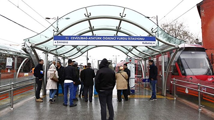 İstanbul'da elektrik kesintisi nedeniyle metro ve tramvay seferleri yapılamıyor.