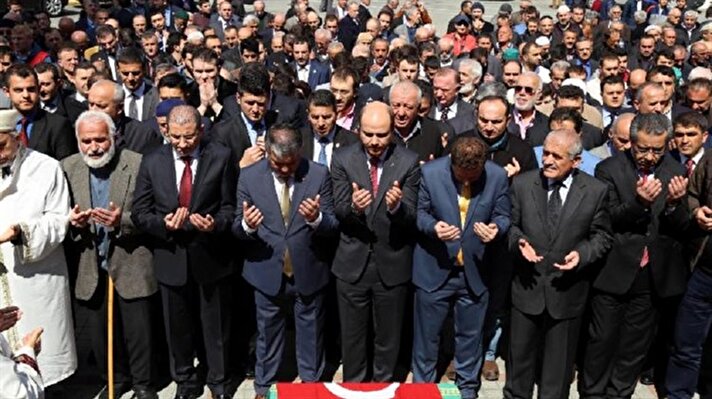 İstanbul Adliyesi'nde terör saldırısı sonucu şehit edilen savcı Mehmet Selim Kiraz için Rize Şeyh Camisi'nde gıyabi cenaze namazı kılındı. 
