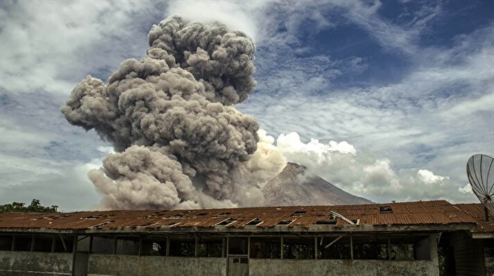 Endonezya'nın Sinabung Yanardağı'nda gerçekleşen patlama sonucu oluşan kül bulutu, Kuzey Sumatra'nın Karo şehrine bağlı Kuta Tengah köyünden görüldü.