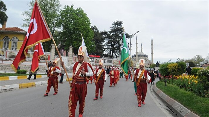 Edirne'de valilik tarafından Romanlar'dan oluşturulan Mehteran takımı ilk gösterisinde büyük ilgi gördü.