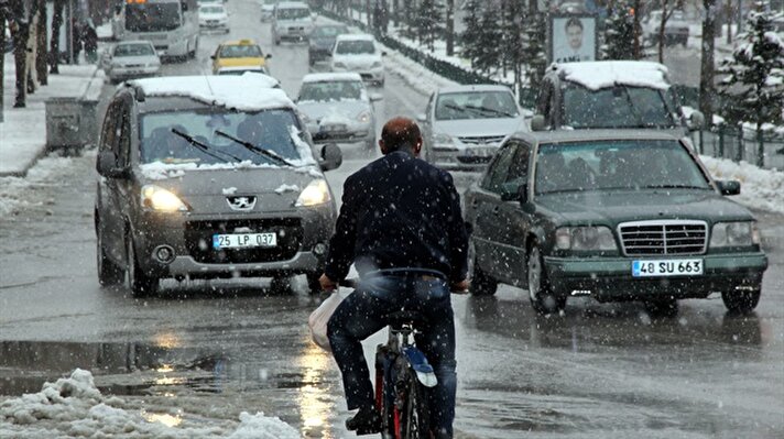 Erzurum'da lapa lapa kar yağışı, cadde ve sokakları beyaz örtüye büründürdü.