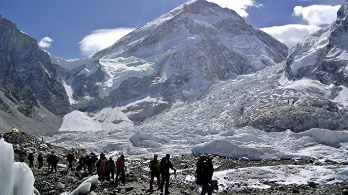 Nepal'deki 7,9 büyüklüğündeki depremin tetiklemesi sonucu Everest Dağı'nda yaşanan çığ felaketinde en az 8 kişinin öldüğü ve dağın en tehlikeli noktasında da bilinmeyen sayıda kayıp ve yaralı olduğu bildirildi.