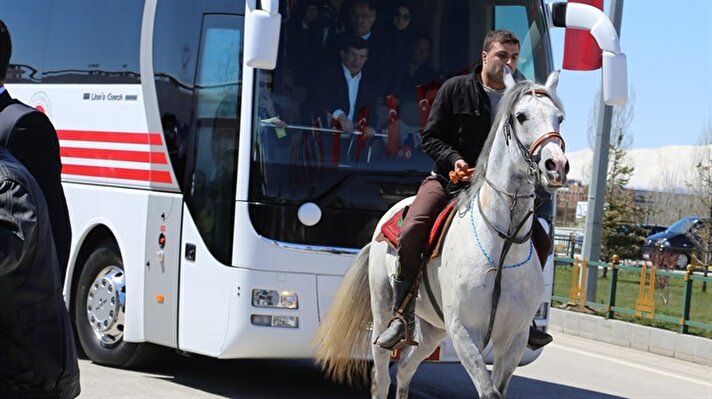 Başbakan Prof. Dr. Ahmet Davutoğlu, eşi Sare Davutoğlu, Enerji ve Tabii Kaynaklar Bakanı Taner Yıldız, Çevre ve Şehircilik Bakanı İdris Güllüce, AK Parti Genel Başkan Yardımcısı Mehmet Ali Şahin ile birlikte Başbakanlık özel ANA uçağı ile Erzurum’a geldi.