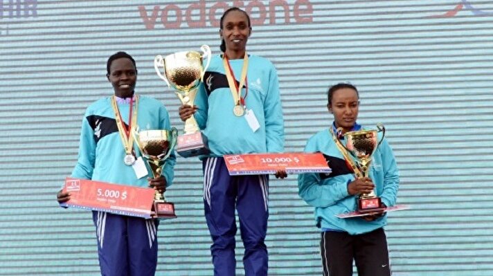 Vodafone İstanbul Yarı Maratonu'nu elit atletler kategorisinde Kenyalı sporcular kazandı. Erkeklerde Evans Kiplagat, kadınlarda ise Gladys Chereno, parkur rekoru kırarak birinci oldu.