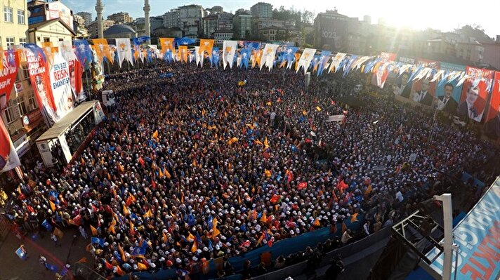 AK Parti'nin 7 Haziran seçimleri için düzenlediği il mitinglerinin fotoğrafları artık dünyanın en büyük fotoğraf paylaşım sitesi flickr'a yükleniyor. Başbakan Ahmet Davutoğlu miting konuşmasını bitirmeden flickr'a yüklenen fotoğraflar medya organları için de görsel malzeme kaynağı olacak. Erzurum'dan başlayan miting maratonunun fotoğraflarının yüklendiği ve Ahmet Davutoğlu adına açılan hesabı şu ana kadar 40 fotoğraf yüklendi. 