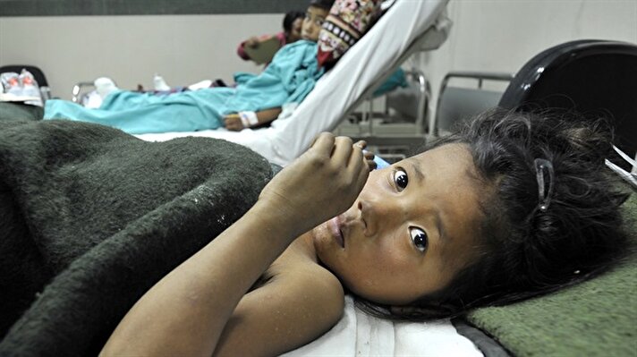 Her savaşta ve her doğal afette olduğu gibi Nepal'de de, en ağır yükü en masum olan çocuklar çekiyor. 6 bin 800 can alan depremde Başkent Katmandu'da hastanelerin sedyeleri yaralı çocuklarla dolup taşıyor.
