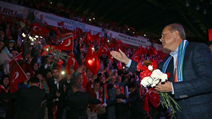 Cumhurbaşkanı Recep Tayyip Erdoğan, İstanbul Rize Dernekler Federasyonu (RİDEF) tarafından Sinan Erdem Spor Salonunda düzenlenen Rizeliler Buluşuyor Programı'na katılarak konuşma yaptı.​