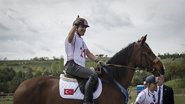 Gıda, Tarım ve Hayvancılık Bakanı Mehmet Mehdi Eker, katıldığı Atlı Dayanıklılık Bayrak Yarışması’nda takımıyla birlikte birinci oldu.