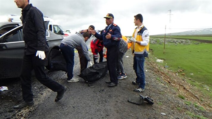 Ardahan'da iki otomobil ve bir minibüsün karıştığı kazada ilk belirlemelere göre 6 kişi öldü, 14 kişi yaralandı.​