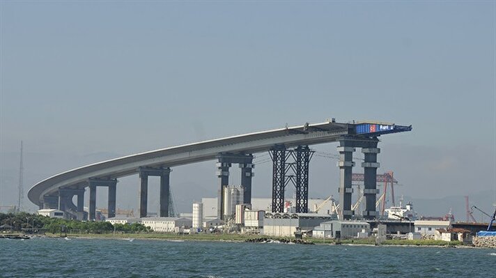 Dünyanın en büyük orta açıklıklı 4'üncü asma köprüsü özelliği taşıyan İzmit Körfez Geçişi Asma Köprüsü'nün kule montajı, 252 metrede tamamlandı. İstanbul ile İzmir arasındaki ulaşım süresini 9 saatten 3,5 saate indirecek Gebze-Orhangazi-İzmir Otoyolu Projesi'nin en büyük ayağını oluşturan İzmit Körfez Geçişi Asma Köprüsü'ndeki çalışmaları görüntüledi.​