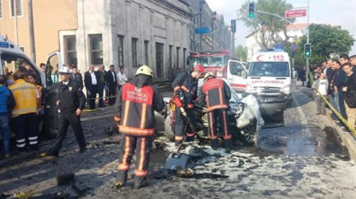Üsküdar'da İETT otobüsü ile otomobilin çarpışması sonucu 1 kişi öldü, 1 kişi de ağır yaralandı. 