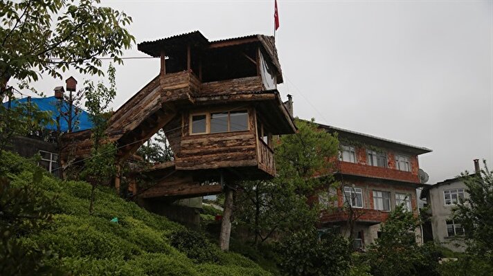 Rize merkez ilçeye bağlı Küçükköy'de yaşayan Serdar Karaömeroğlu, yapamayacağını iddia eden kuzenine inat, bir ceviz ağacının üzerine iki katlı ahşap yaptı.