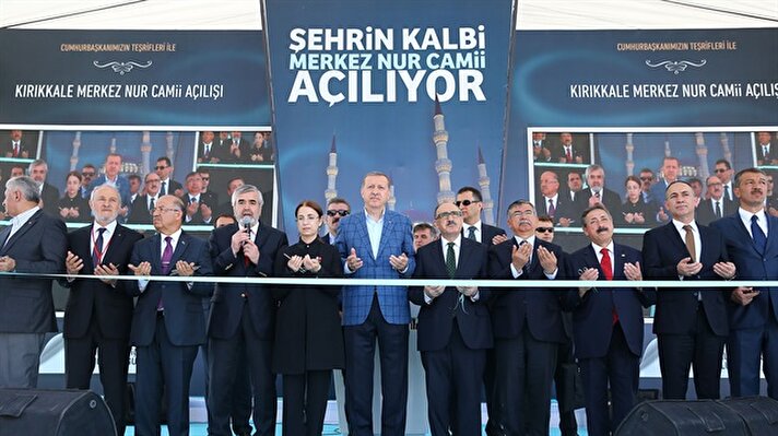 Cumhurbaşkanı Recep Tayyip Erdoğan, helikopterle Kırıkkale'ye geldi. Kırıkkale Belediyesini ziyaret eden Erdoğan mehter takımının seslendirdiği marşları dinledi.