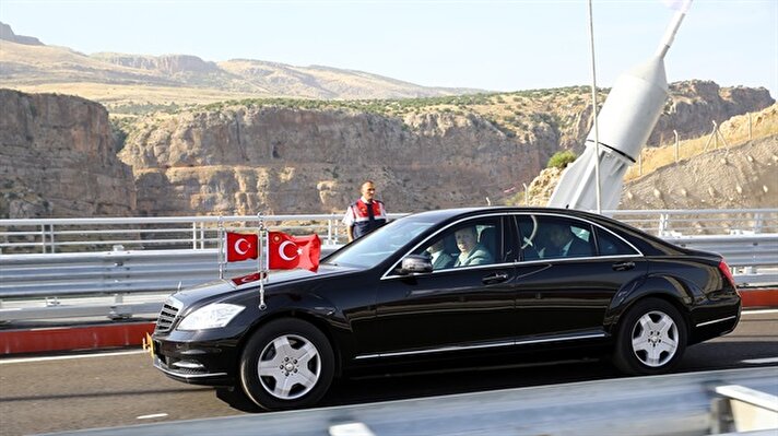 Cumhurbaşkanı Recep Tayyip Erdoğan, Adıyaman'da Türkiye'nin 3. büyük asma köprüsü olan Nisibi Köprüsü'nün açılışını yaptı. Erdoğan açılış konuşmasının ardından direksiyon başına geçerek köprüde tur attı.