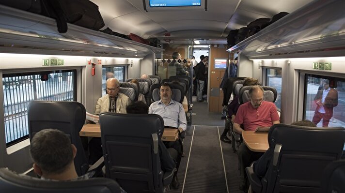 TCDD tarafından Alman Siemens firmasından temin edilen ve test sürüşleri tamamlanan turkuaz renkli yeni çok yüksek hızlı tren setlerinden ilki Ankara-Konya YHT hattında bugün hizmete girdi.​