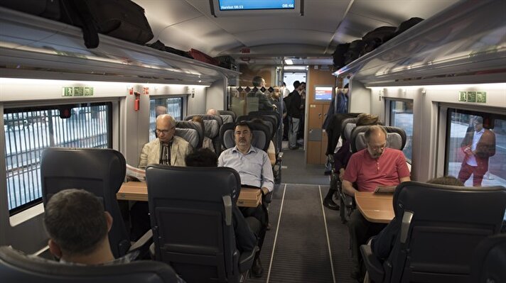 TCDD tarafından Alman Siemens firmasından temin edilen ve test sürüşleri tamamlanan turkuaz renkli yeni çok yüksek hızlı tren setlerinden ilki Ankara-Konya YHT hattında bugün hizmete girdi.