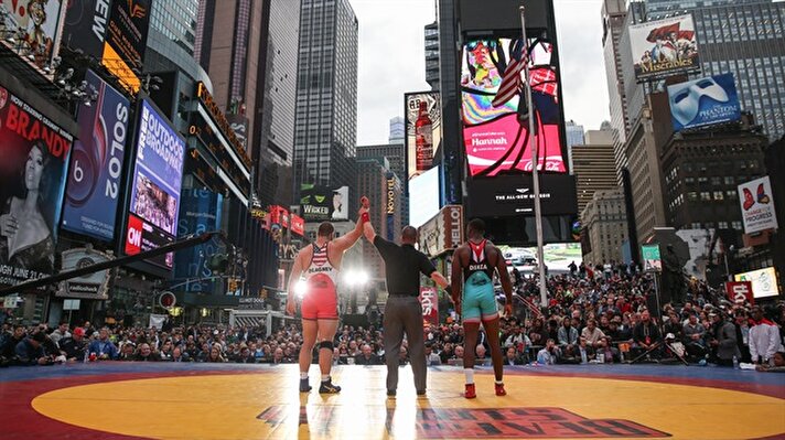 ABD ve Küba’nın güreş milli takımları, New York’un ünlü Times Meydanı'nda kozlarını paylaştı.