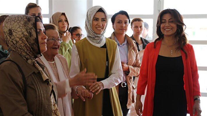 Cumhurbaşkanı Recep Tayyip Erdoğan'ın kızı ve Kadın, Demokrasi Derneği (KADEM) Başkan Yardımcısı Sümeyye Erdoğan, engelli öğrencilerle bir araya geldi. 